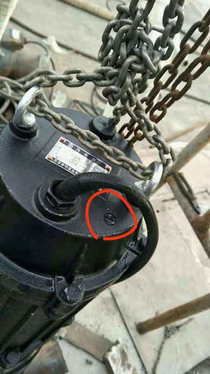 潛水排污泵上面的這兩個螺絲是干嘛用的？